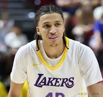 NBA名宿以赛亚・托马斯在节目中公开点评了湖人新秀卡梅伦・卡尔，直言这名新人是他