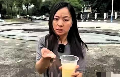 简直丧尽天良！6月16日曝光，四川一女子带娃吃火锅，点的“鲜榨玉米汁”孩子猛喝好