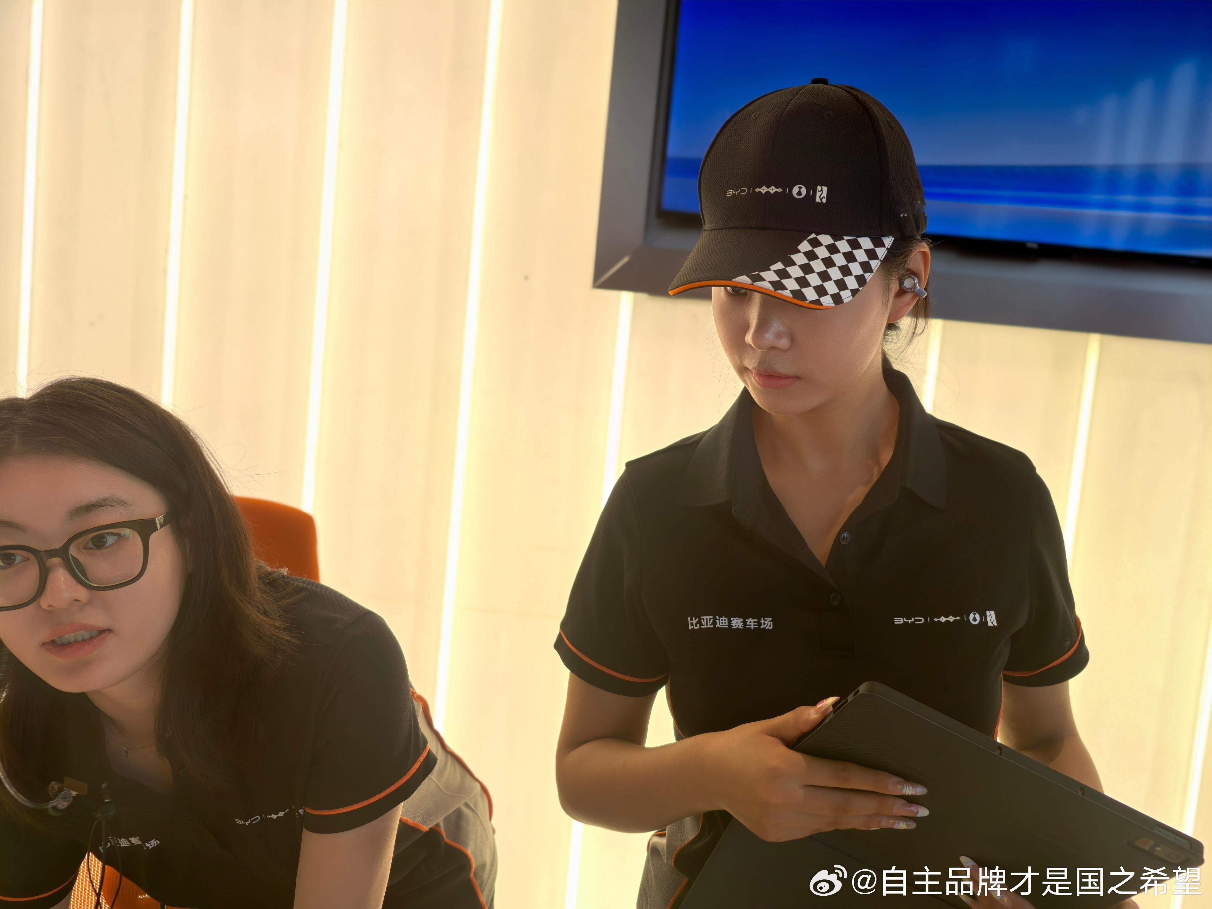 郑州赛车场我狠狠的体验了一下比亚迪自家赛道教练带我起飞了两圈好吧我知道我的