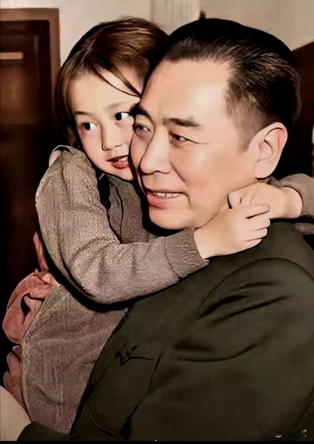 周恩来总理怀抱陈毅小女儿陈珊珊，这张温情满满的上色老照片，记录了周恩来总理怀抱陈