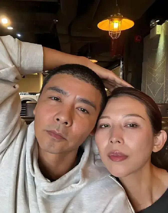当年，主持人当众问张晋：“你老婆跟了刘銮雄六年，你不介意吗？”话音刚落，现场瞬间死寂。蔡少芬坐在一旁