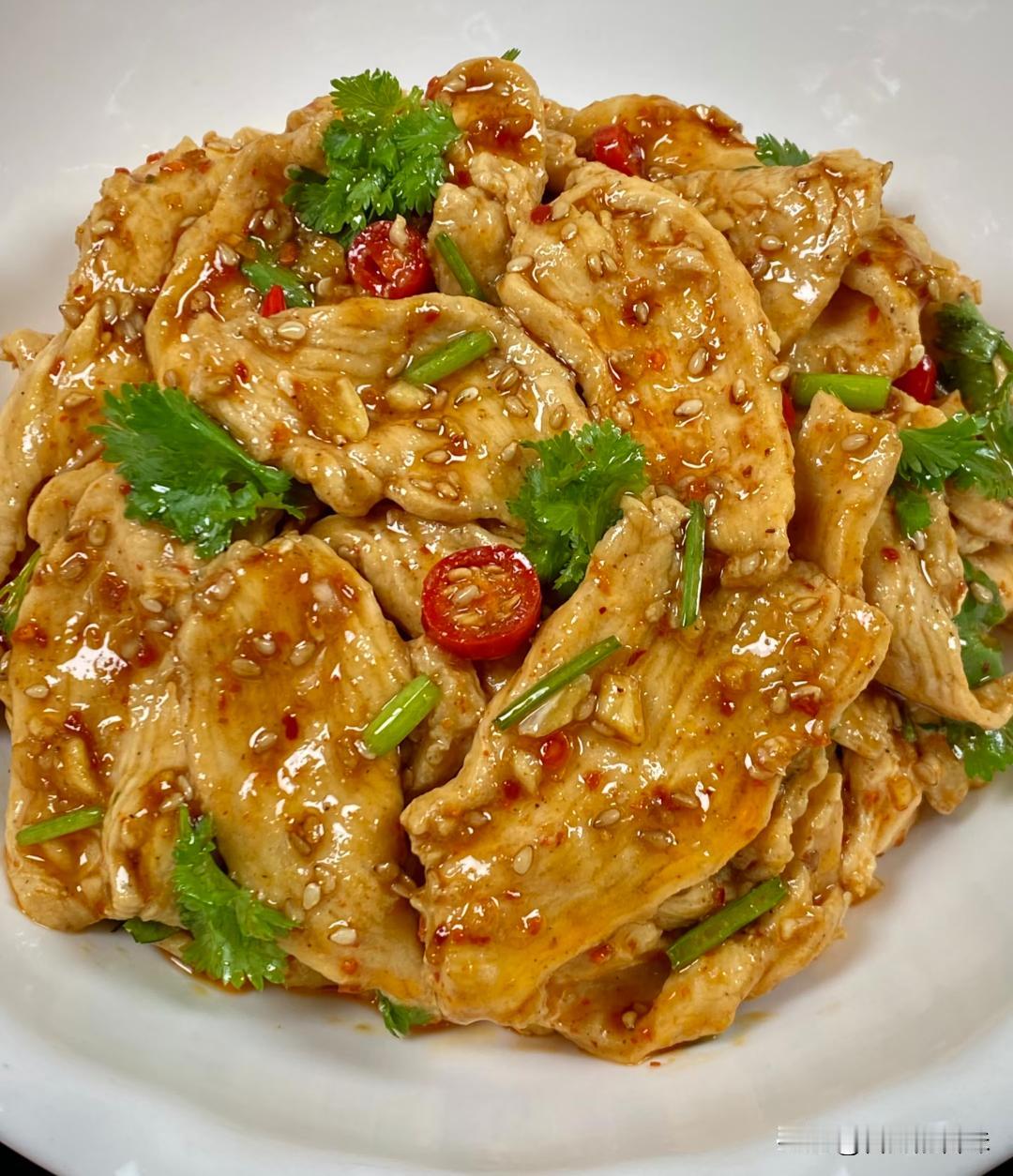 这道酸辣鸡胸肉片真好吃，真的太香了，鸡胸肉嫩滑入味，酸辣开胃，软嫩不柴，肉片巨嫩