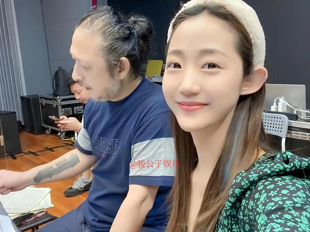 《姐姐当家》节目最近迎来了一对特别的新夫妻嘉宾——万千惠和三宝，网友甚至戏称其中