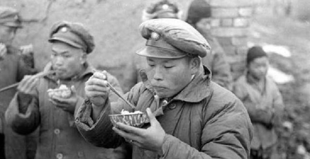 1943年，黄维见军粮发霉还掺着砂石，给何应钦的办公室寄去了一袋，何应钦大怒，派
