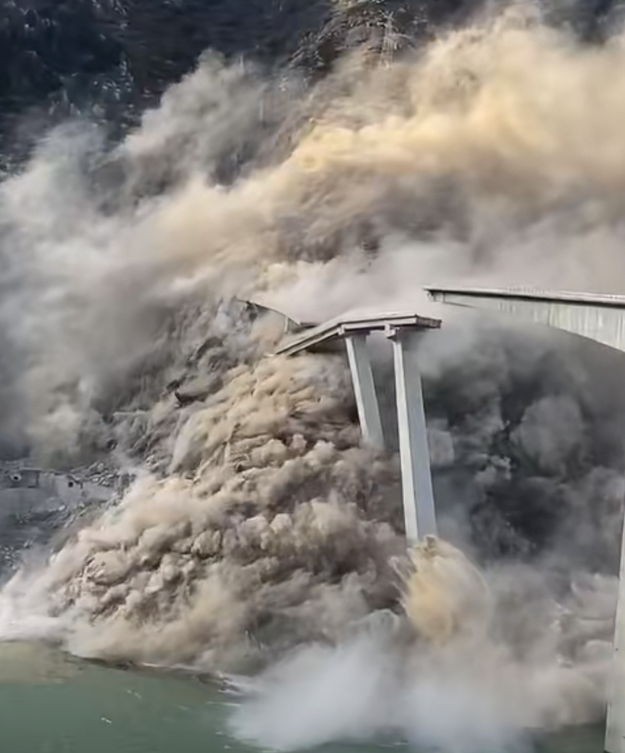 四川阿坝红旗桥发生垮塌，山体滑坡致桥体受损无人员伤亡2025年11月11日下午