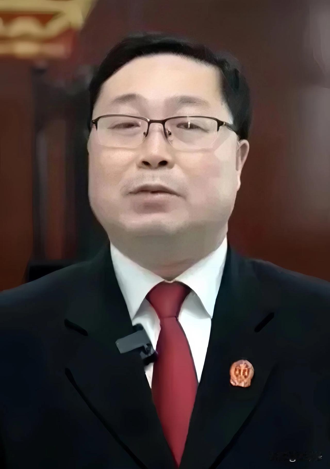 青岛“行人安全距离”这事儿，又开了个前所未有的先河，今天一早引发巨大争议。走