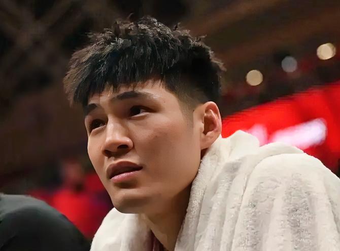 陈国豪：昕哥，你这第一个打主力的赛季，感觉你在场上的作用和周琦差不多啊！甚至周琦