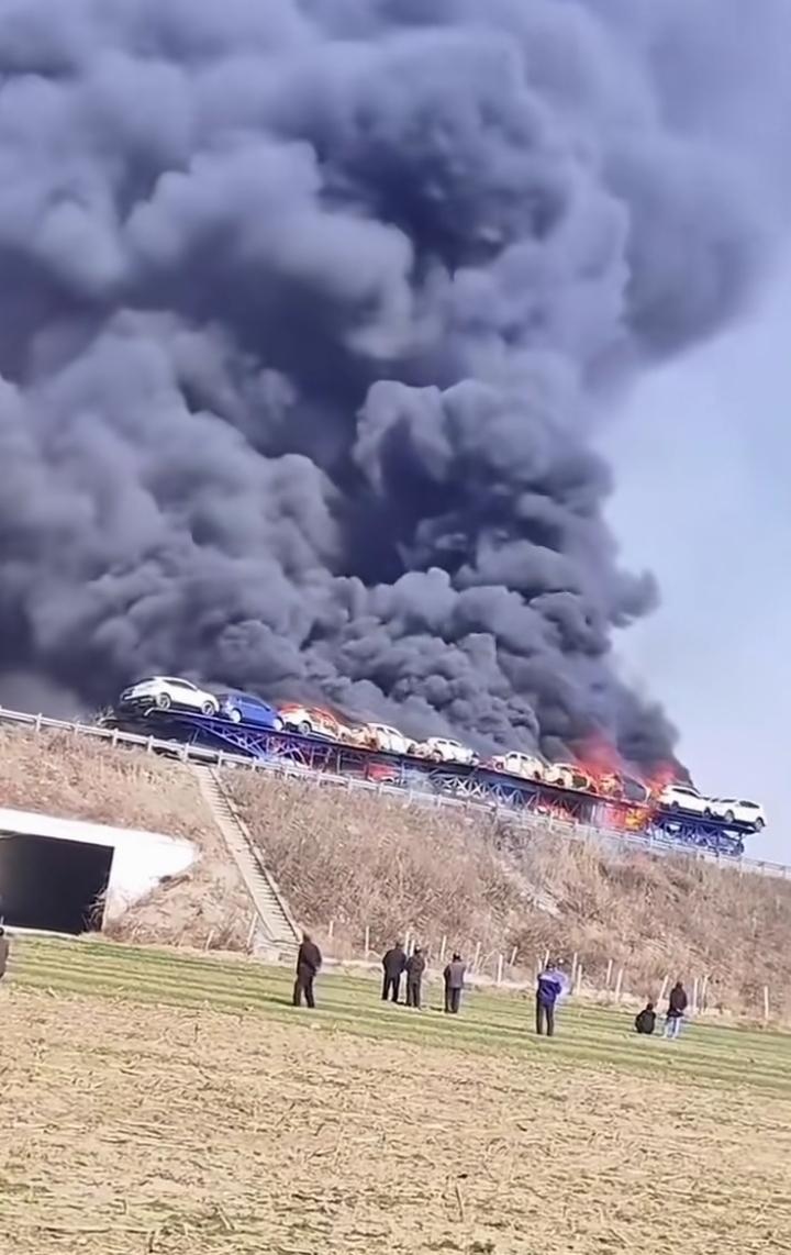 农村烧秸秆污染环境是违法的，轻者罚款，重者拘留坐牢！这烧新能源
