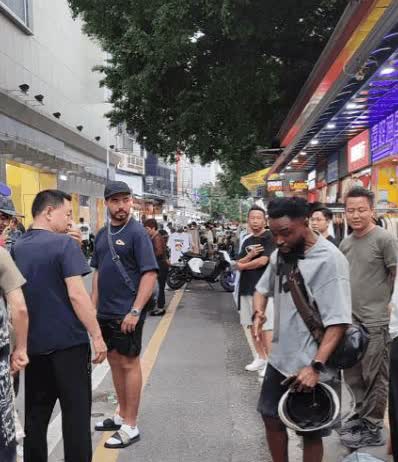 广州街头，一名黑人男子与路人当街争吵！因语言不通，黑人男子嘴里骂骂咧咧。