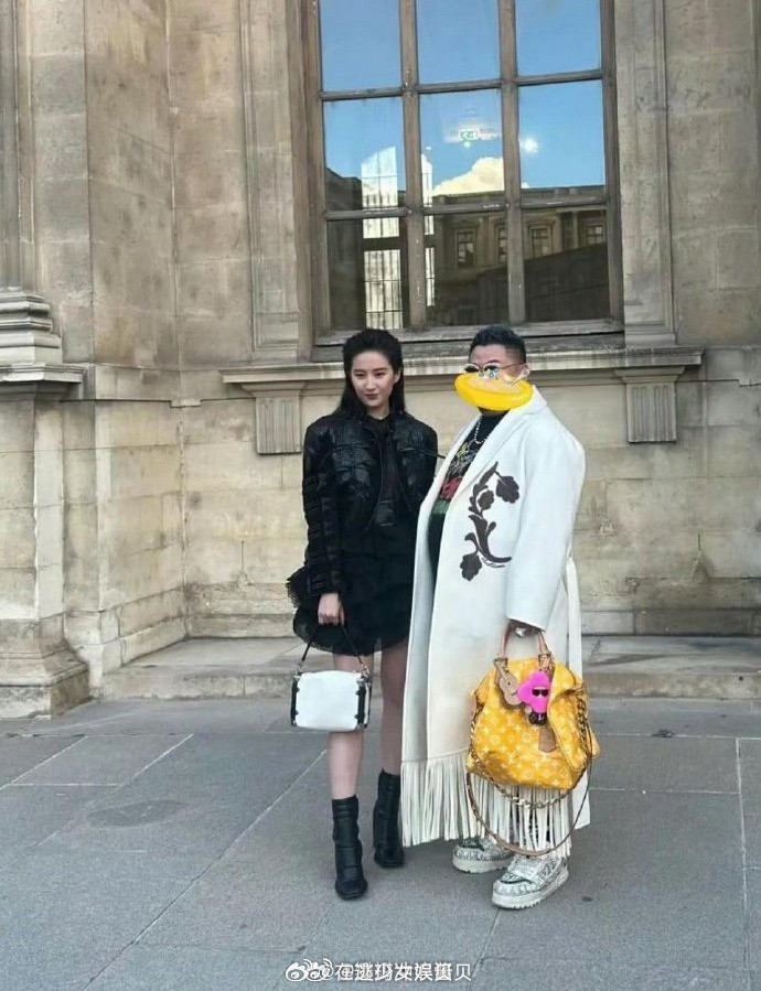 土豪找刘亦菲合照，听说这个黄包一千多万…，我沉默了