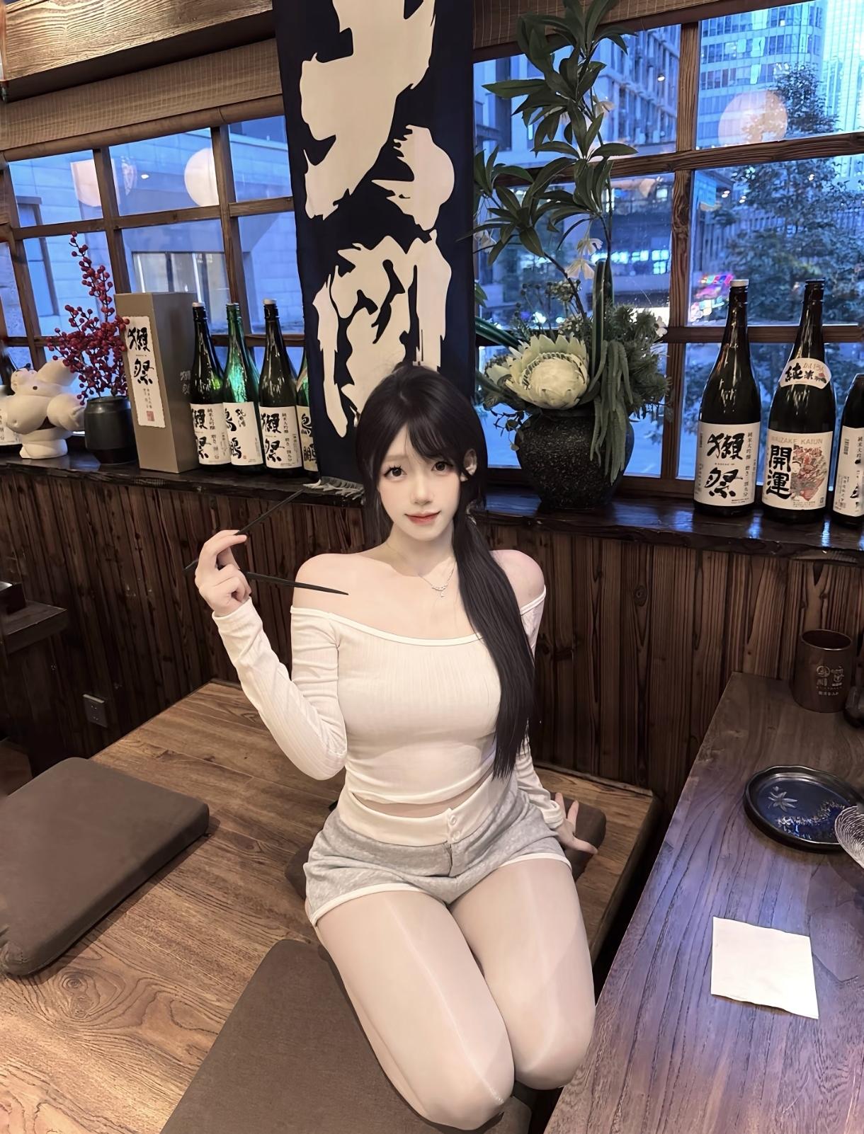 今日吃饭穿搭你们觉得肉丝好搭配还是黑丝好搭配美人照怎么拍才好看浪漫温柔的连衣裙