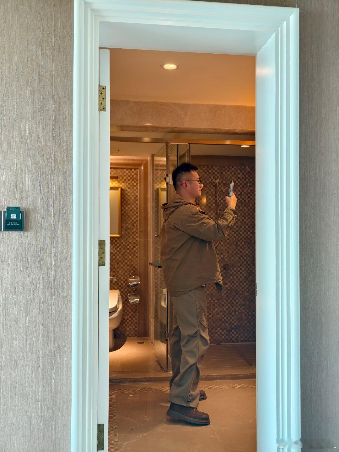 我就没见过这么自恋的男的？居然能在卫生间自拍了半天…