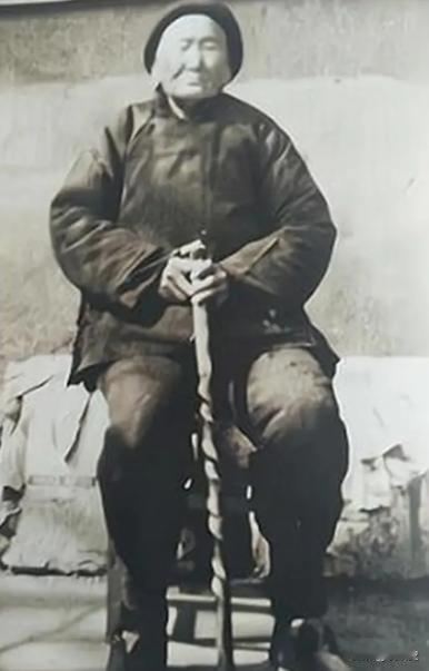 1941年，一位老妇人请“汉奸”侄子吃饭，突然压低声音道“孩子，给我弄300发子