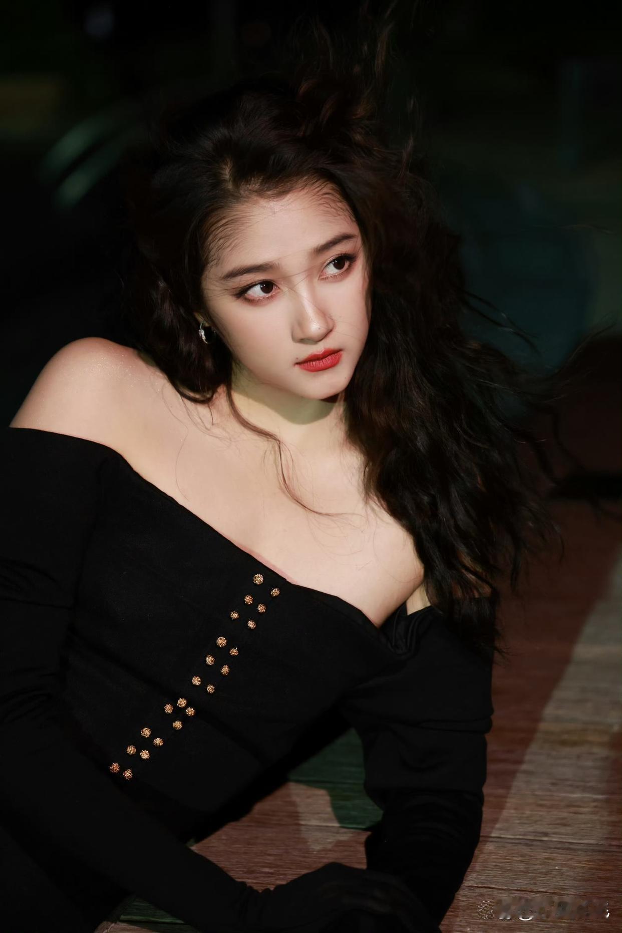 1.张柏芝忒爱生娃，还打算接着生，反正不愁没人。2.陈伟霆受访特意讲不会当未