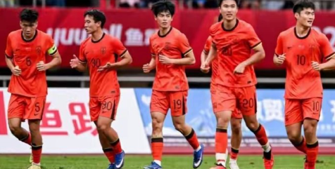 1-0爆冷，门将扑点！中国队掀翻澳大利亚，球迷欢呼，国足3线告捷。一支去年刚在