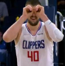 我也得考虑一下我的未来了，哈登最起码还有1000多万的保障合同，小卡还有一年50