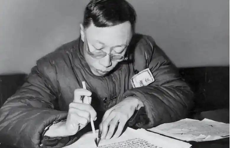 堂堂大清宣统皇帝，九岁了还在干一件让人脸红的事—吃奶。 这事儿连贴身太监张谦