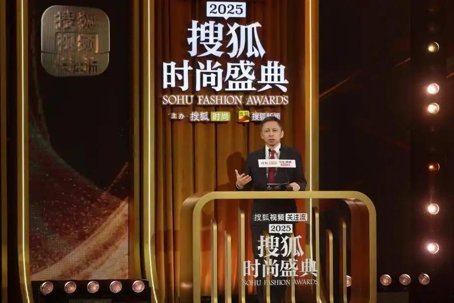 张朝阳每年冬天雷打不动掏出巨资，把半个娱乐圈的明星大咖请来走红毯，不为别的，只为