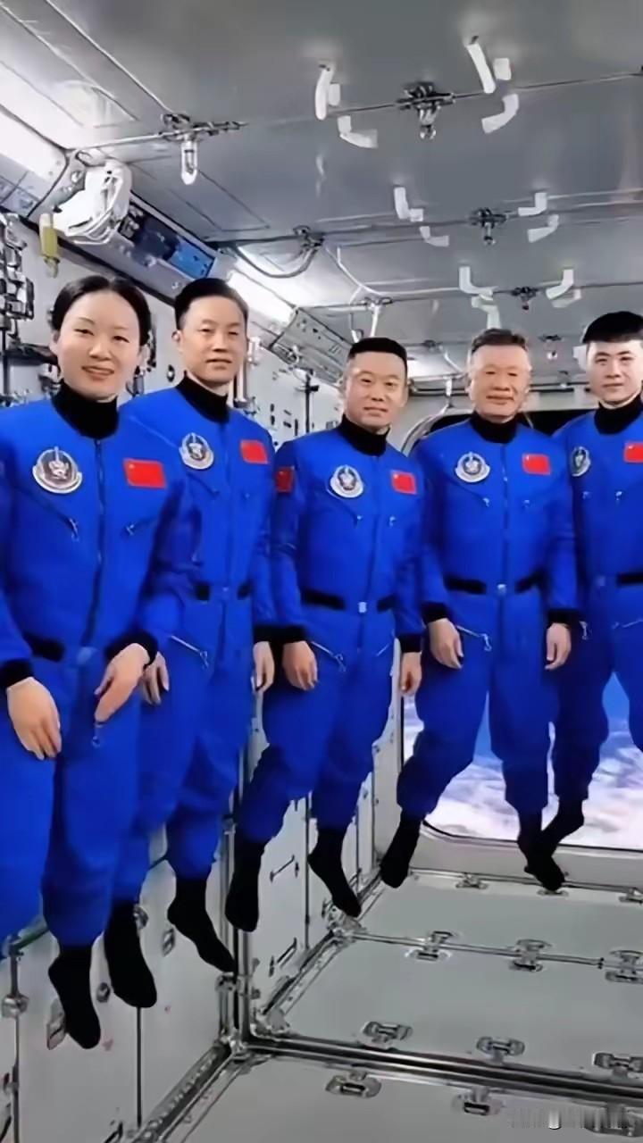 这才是我们应该追逐的“港星”…你知道谁会在空间站住上一年？图中左侧的女航天员