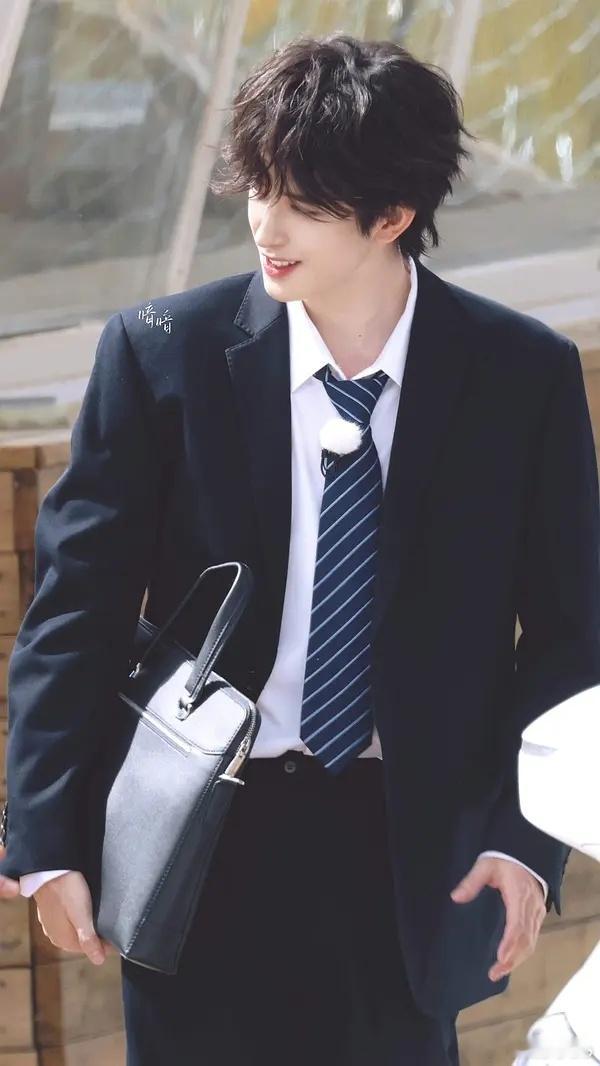 敖瑞鹏卖保险路透，如此劣质的衣服照样撑得起好爽的脸和身材，太二次元了我的天🥺人