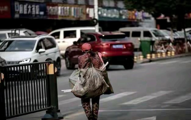 日常生活中看似不起眼的小物品，可能隐藏着巨大的价值和潜在的风险。以下是对此事件的