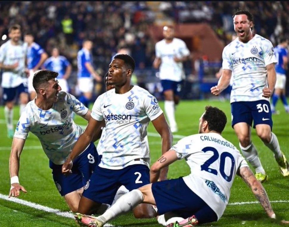 齐沃：定位球是大家共同努力的成果今天上午我们只练习了定位球我们知道这是绝佳的