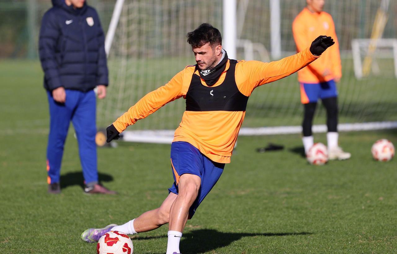 号外！明天有个乌拉圭外援来山东泰山试训。据山东泰山球迷圈里传来的消息，明天有一