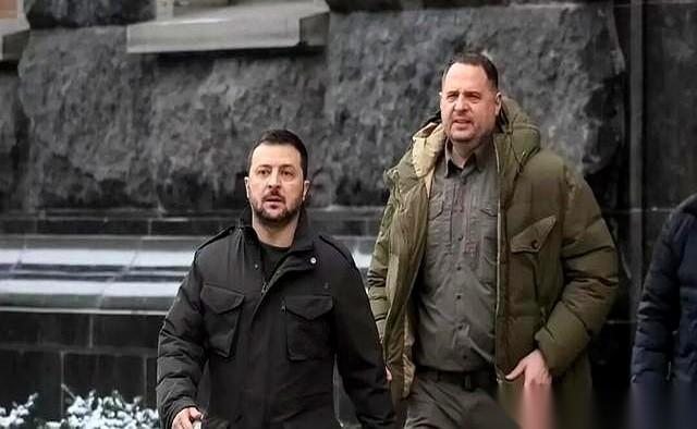 “二把手”，一人之下万人之上的“绿色红衣主教”，突然就被反贪局的人抄了家。电脑