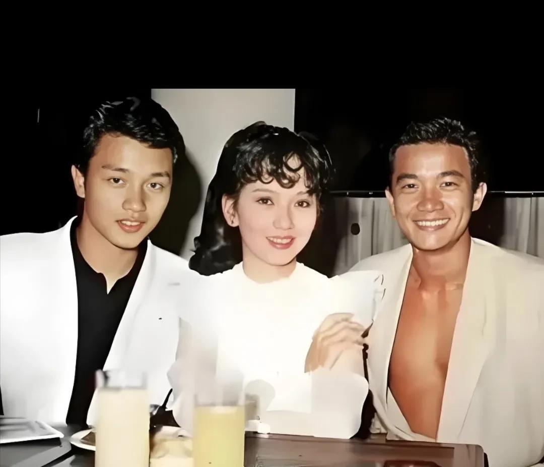这是1981年，赵雅芝，张国荣，和陈百强三人留下的一张影像，当时的张国荣25岁，