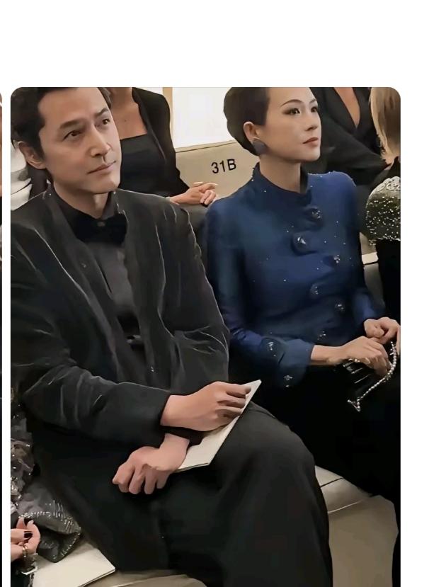 胡歌和章子怡两人坐在一起同框看秀时，都有着让人眼前一亮的“高级脸”，脸型小巧精致
