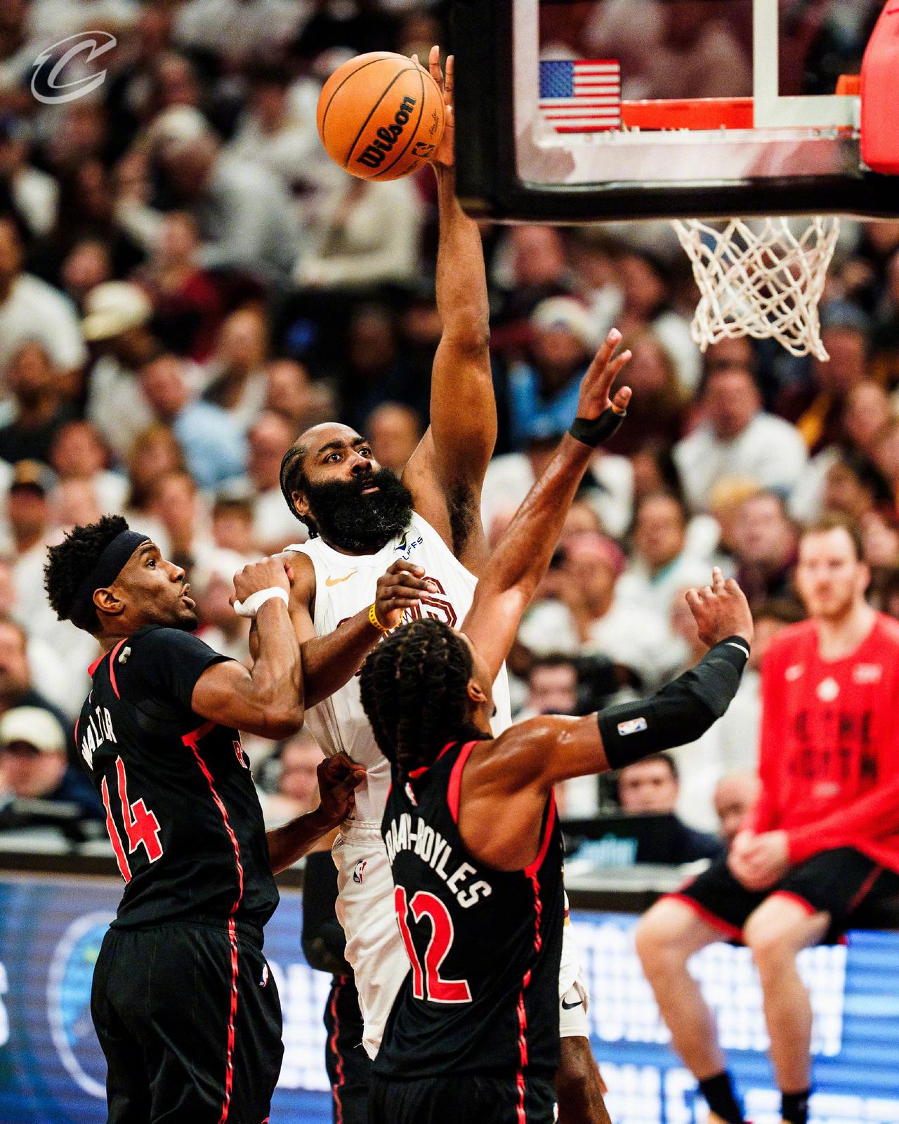 本来还以为哈登来骑士可以抱米切尔的大腿的，结果打着打着，哈登自己成大腿了。就说