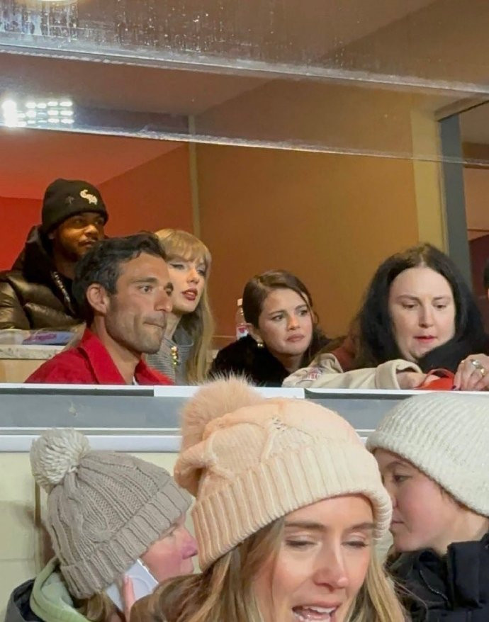 霉霉赛琳娜一起看比赛据外媒，霉霉&赛琳娜一起观看酋长队比赛，好姐妹又同框了~