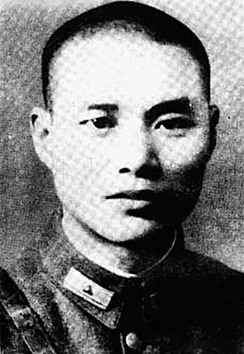 1958年，沈醉参加天安门阅兵仪式，看到毛主席身旁站着一位女子，吓得他当场差点魂