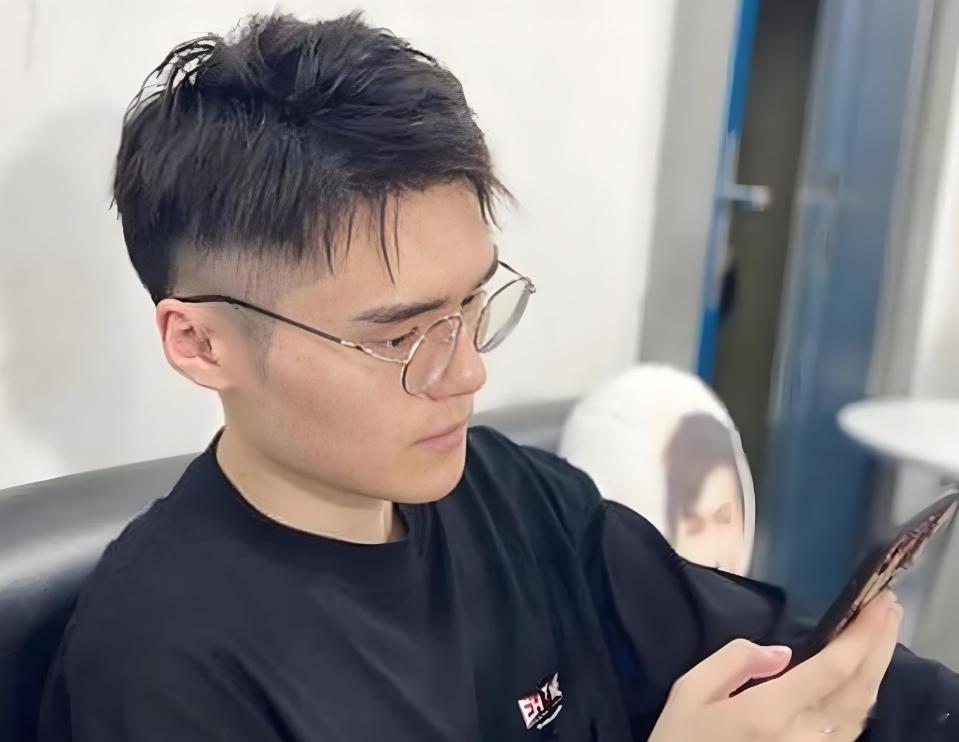 Sccc说自己在老头杯将会打中单，目前有十来个心仪的选手，弹幕说这不一选查理斯，