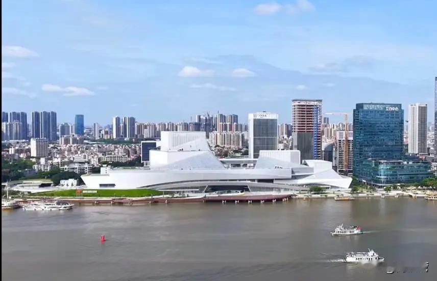 广州🈶两座落成不久、冠名“大湾区中心”的地标建筑。一座是位于南沙区珠江口面向