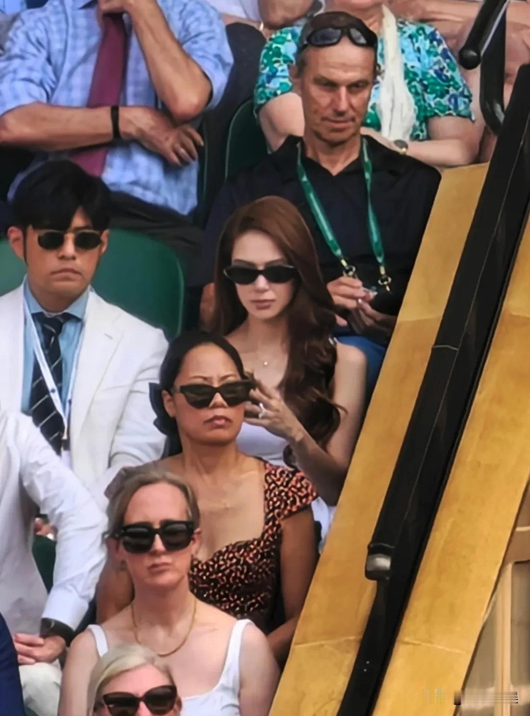 周杰伦和老婆昆凌在伦敦看温网，难得看见周董打扮得这么正式。自从周杰伦迷上网球后