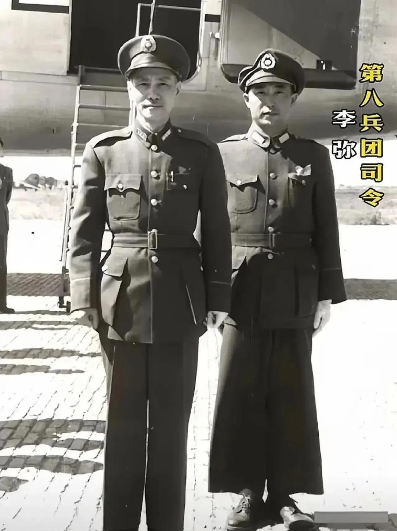 真的是太搞笑了，老蒋和第八兵团司令李弥的合影中，身为中将的李弥为何军容不整，帽沿