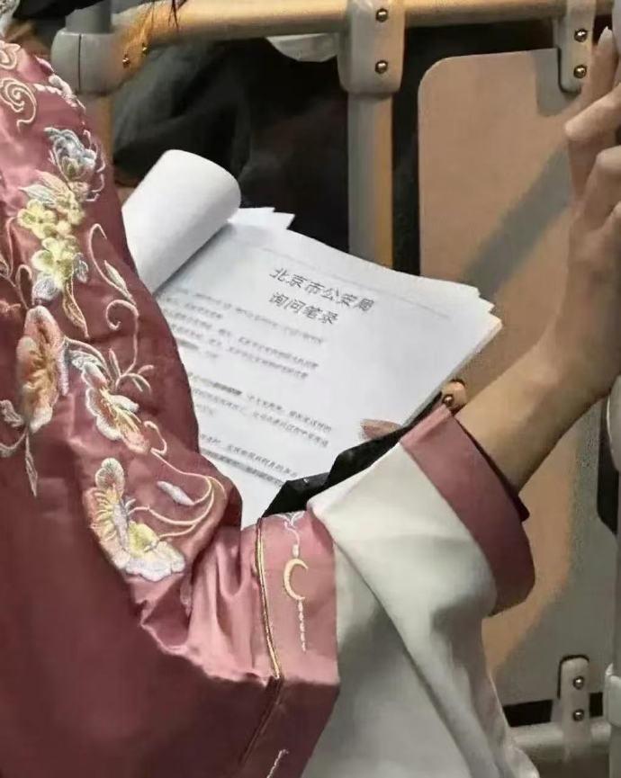 坐公交撞见这幕，我直接看愣了！穿汉服小姐姐怀里，居然揣着询问笔录？！这反差