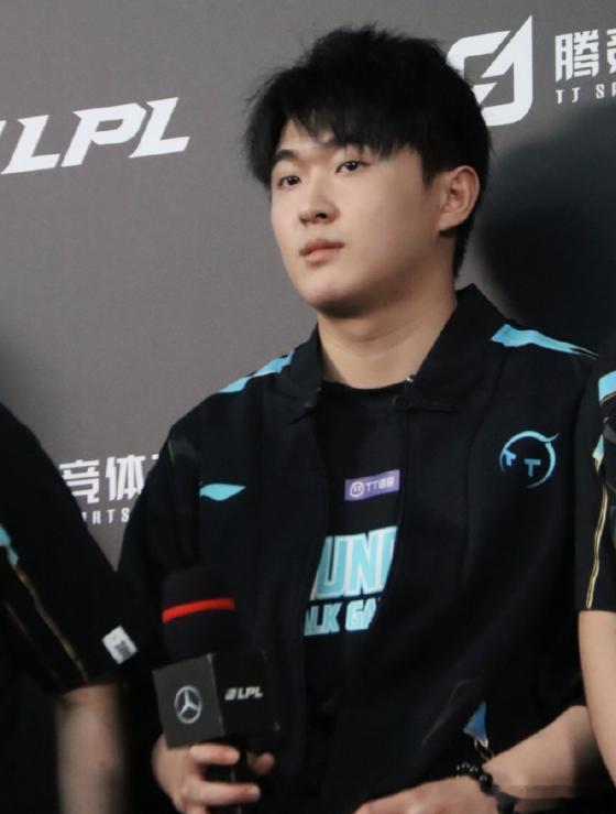 还有没睡的小伙伴吗？Viper确定以后，上游队伍AD范围都在缩小。最新消息是1x