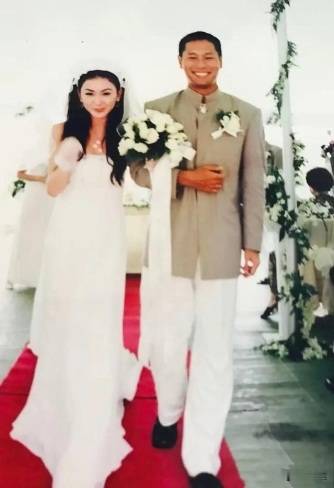 温碧霞晒结婚26年纪念照。看了她当年结婚时的照片，感叹何祖光走了大运，娶了个这