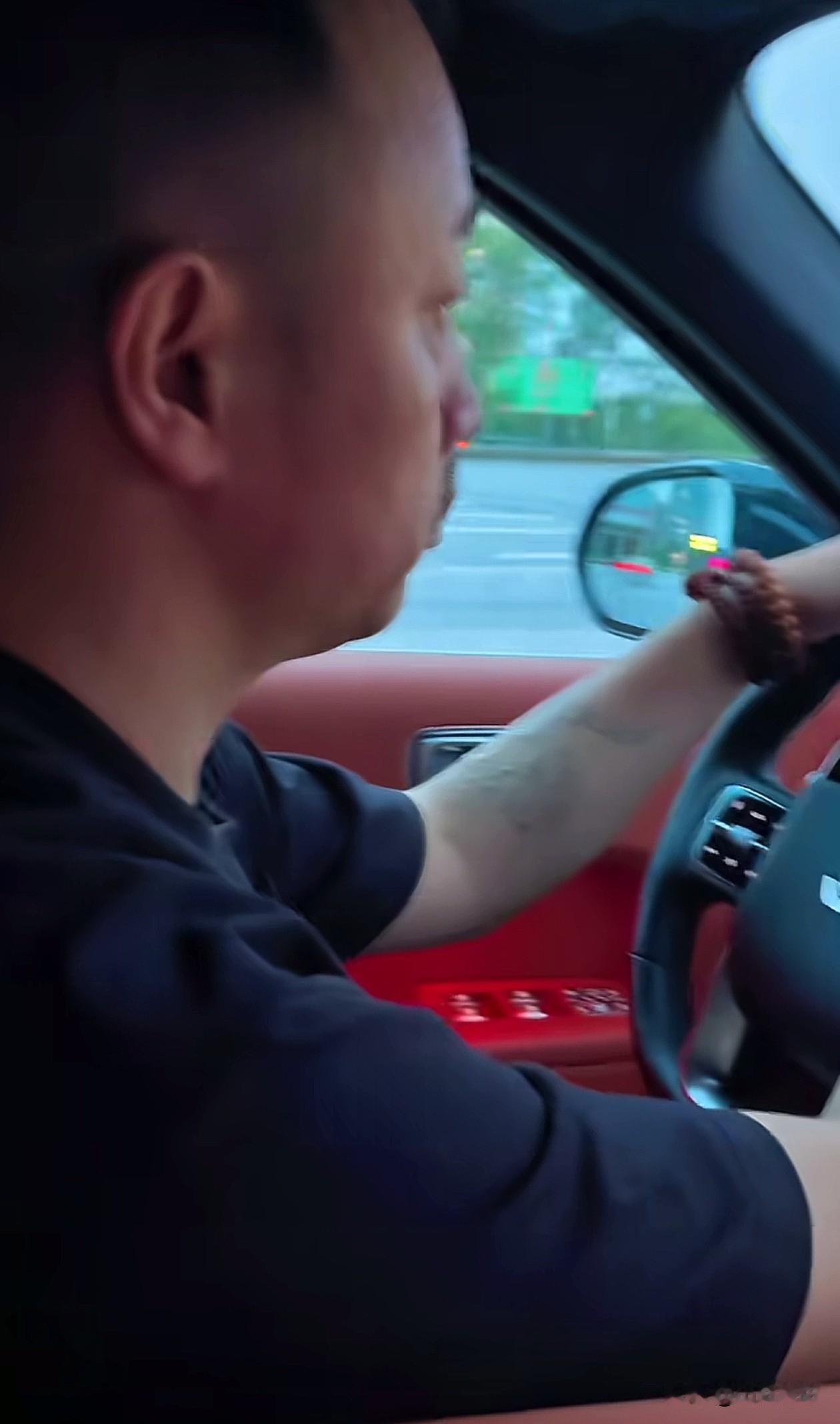 二人转演员二奎的扮演者孙小飞，亲自开车1000多公里到山东泰安刘老根大舞台演出，