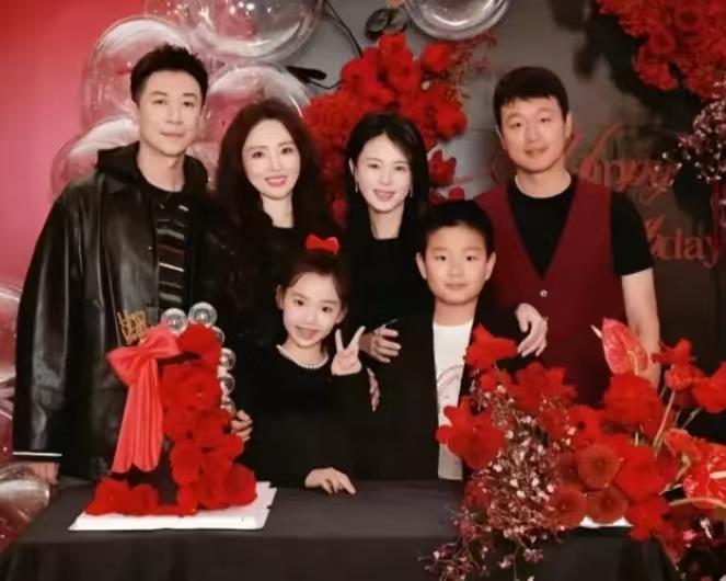 佟大为儿子也太像爸爸了吧？董璇和佟大为老婆关悦是闺蜜，她的女儿小酒窝和佟大为儿