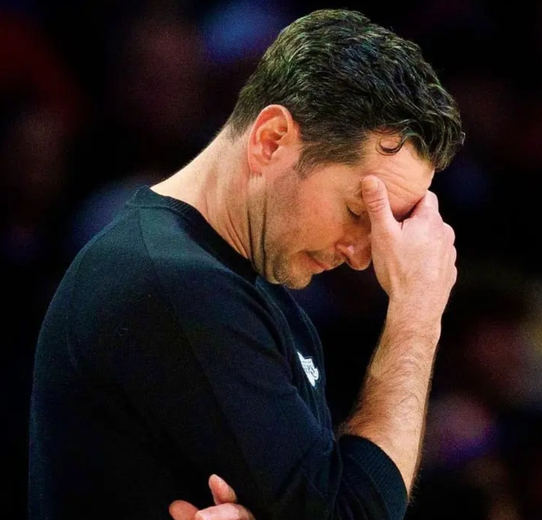 雷迪克也是无奈啊，但说错了！湖人117-135黄蜂，赛后雷迪克接受采访时，谈