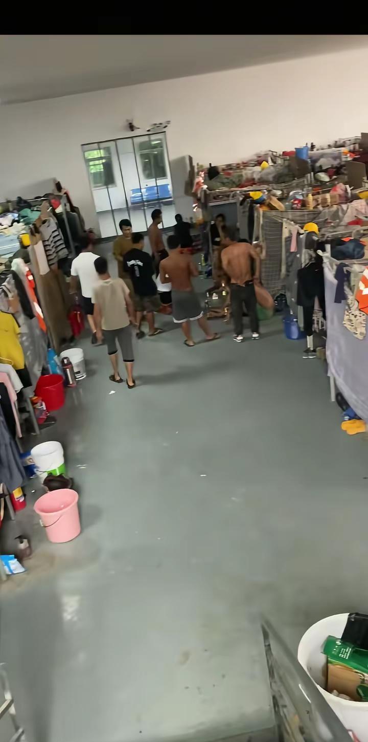 睡不着根本睡不着千人大宿舍😓