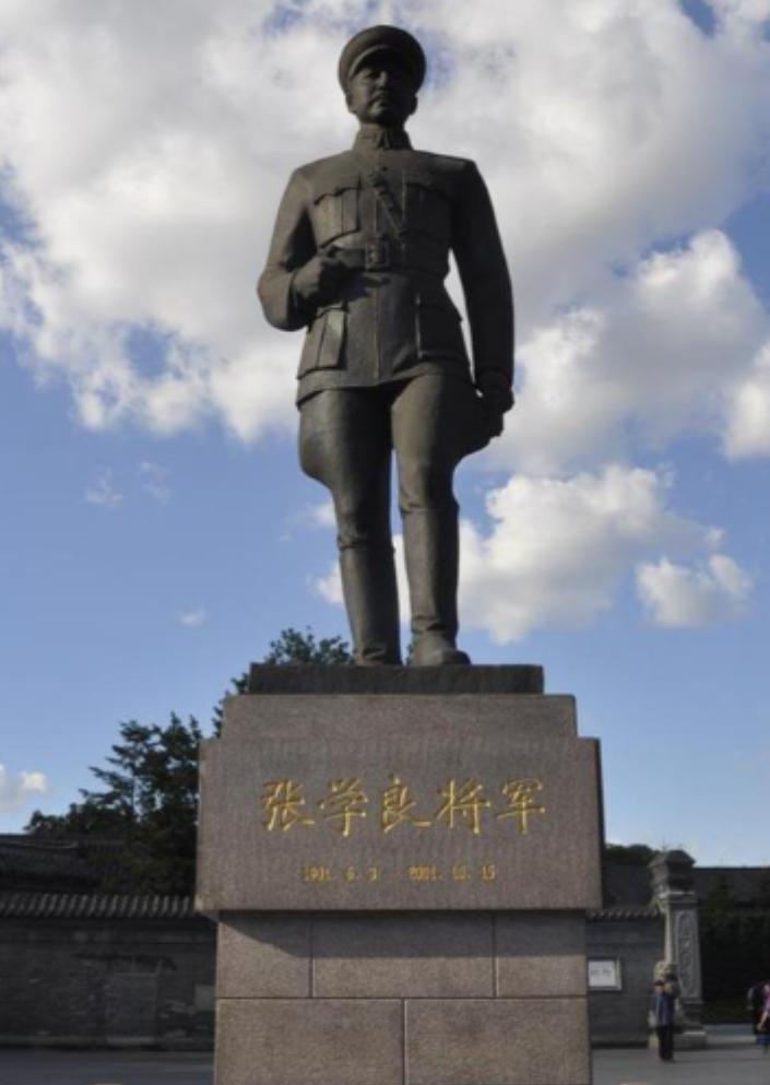 张学良放到现在相当于什么级别？说实话，用现代官职去套他，根本套不上——因为他的权