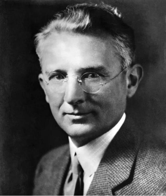 心理学家耐基曾说：“人要保持忙碌，忙碌是世界上最便宜的药。”夜深人静时，你是