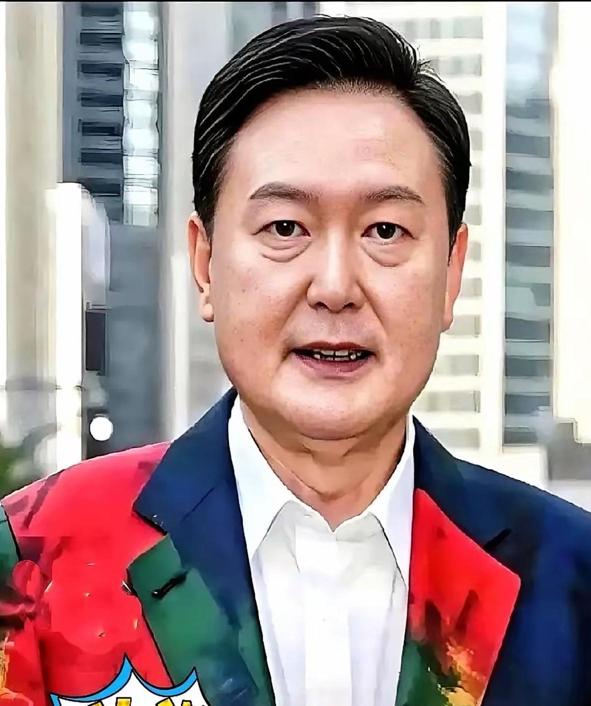韩国总统尹锡悦庭审现场待了不到10分钟就匆匆离开，连坐下都没来得及。检方以“内乱