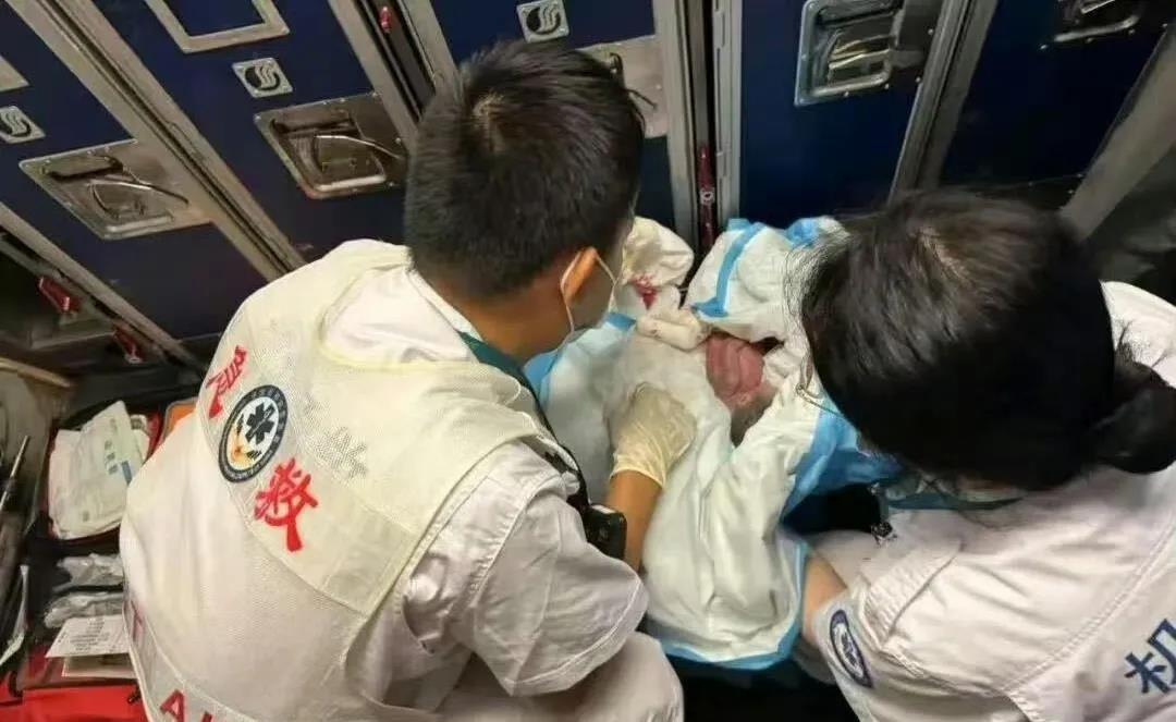在飞机上生娃，女孩还是十六岁，孩子早产六个月就出生！以上三个条件随便挑一