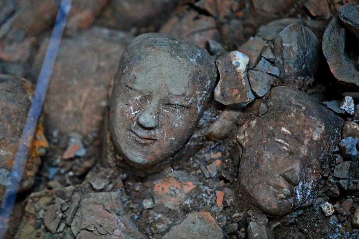 程咬金墓揭开不少秘密。墓中出土了大量珍贵文物，像彩绘陶俑、三彩器等，展现了唐