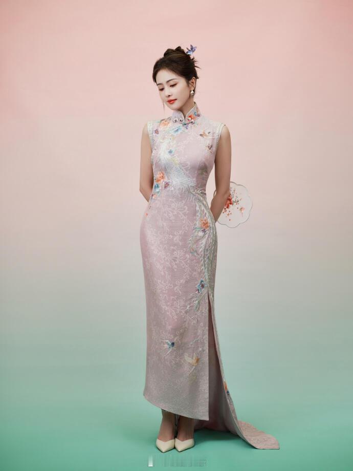 白鹿优雅又别致的旗袍穿搭